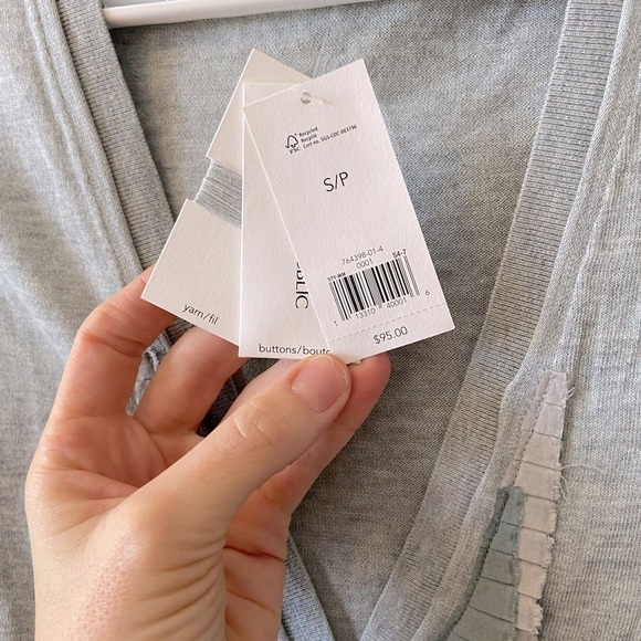 Banana REPUBLIC V Neck Grey Cardigan Pleated Accent NWT Womens Small. - Picture 7 of 7